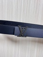 4.0宽双面进口牛皮压花，原单平纹底搭配精品扣头，4.0宽压网格。布纹扣。