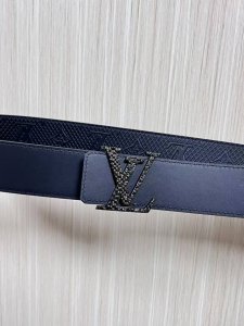 4.0宽双面进口牛皮压花，原单平纹底搭配精品扣头，4.0宽压网格。布纹扣。