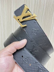特 4.0宽，当季新款 双面进口牛皮，一面印网格，一面平纹，搭配精品错位金扣，官网同步，