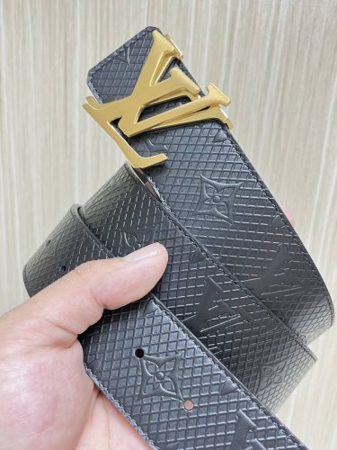 特 4.0宽，当季新款 双面进口牛皮，一面印网格，一面平纹，搭配精品错位金扣，官网同步，