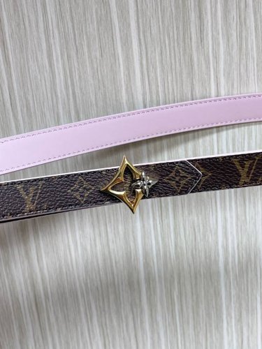2.0宽，当季新款，双面腰带一面进口牛皮，另一面进口帆布印花，搭配精品四心口，做工精细，实物实拍，是女神的必备之一。