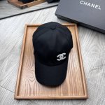 特价 C家 Chanel 新品双面鸭舌帽 特别新颖的双面风格碰撞设计 一面延续了Chanel一贯的素雅简约的风格 一面大胆采用了简笔山茶花满花的图案设计 一款帽