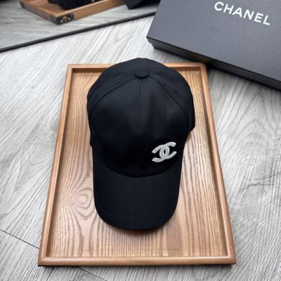 特价 C家 Chanel 新品双面鸭舌帽 特别新颖的双面风格碰撞设计 一面延续了Chanel一贯的素雅简约的风格 一面大胆采用了简笔山茶花满花的图案设计 一款帽