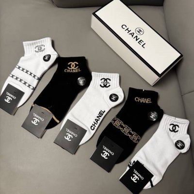 特 Chanel 香奈儿Ch新品女款袜子 一盒五双 纯棉材质，提花经典双C标识，炒鸡Nice，大牌出街，潮人必备超好搭