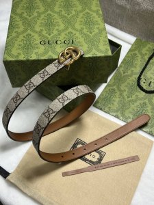 G家 宽度2.0宽Cm，Gg Marmont系列推出双面款式，揭幕新季风尚。这款窄版腰带以Gg Supreme帆布和皮革打造，缀饰标志性双G造型搭扣，一展别致韵