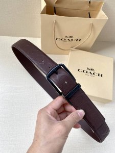 特 3.7Cm 宽 Coach 这款双面腰带采用运动小牛皮制作，配有经典标志带扣，一款产品，两种外观。其合身度可个性定制，可用剪刀进行剪裁。 Saz D45 S