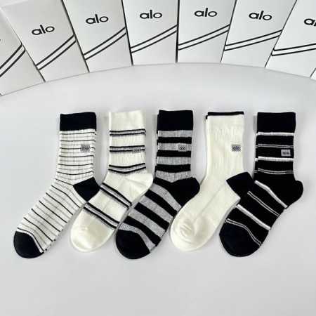 特 配专柜包装 Alo 新款羊绒刺绣中长款堆堆袜袜子！一盒五双，专柜同步筒袜袜子，大牌出街，潮人必备超好搭 - 点击图像关闭