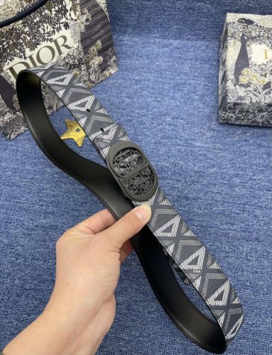 迪奥550 3. 5Cm 特 这款 30 Montaigne Avenue 腰带从同名手袋汲取灵感，是二零二三年秋季新品。采用黑色光滑 牛皮革精心制作，质感柔软