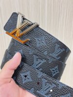 4.0宽 2025新款以天然小牛皮搭配路易威登特色设计元素的Lv pyramide 腰带，时尚新潮，尽显品牌个性。小牛皮材质，饰有路易威登标志性的Monogra