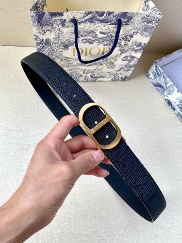 宽度3.5Cm Dior这款腰带扣采用“Cd”标志造型，以金属覆层黄铜精心打造。可与各式35毫米腰带搭配，提升格调，打造优雅精致的造型。 牛皮革双面腰带融合奢华