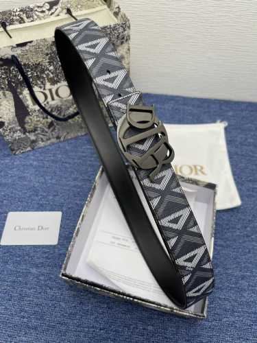 迪奥550 3.5Cm。特 这款 Montaigne Avenue 腰带从同名手袋汲取灵感，采用黑色光滑 牛皮革精心制作，质感柔软，设计优雅，饰以富有光泽的新款