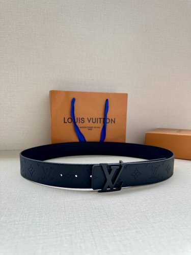本款4.0宽 Lv Initiales 双面腰带选用崭新 Epi Xl 皮革，以丰盈触感演绎 Epi 图案的放大版本，翻转即见 Monogram 压纹。金属 L