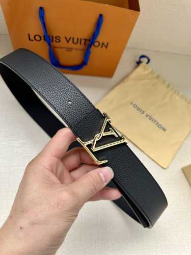 本款 Damier Lv 40 毫米双面腰带做工精良，风格经典。深色牛皮革皮带与 Lv 字母搭扣优雅相称，与精心镂刻的英字母气质优雅，可双面使用，轻松搭配您钟爱