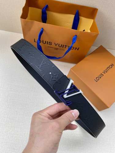 特 Lv原单头层牛皮压老花面，内衬头层小牛皮底，搭配原单刚扣 专柜宽度
