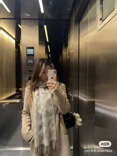 经典大土星围巾 Vivienne Westwood西太后土星 英国时装设计师，时装的朋克之母！时尚潮流风格，品质强大，超美的设计！简约大气刺绣Logo精致这个款