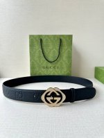 宽度4.0Cm Gucci典藏设计中的标志性元素于早秋系列焕发新意。这款腰带选用黑色超级双G牛皮革打造，互扣式双G施洛华水晶镶嵌五金 调配件更添个性魅力。