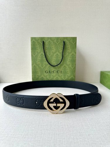 宽度4.0Cm Gucci典藏设计中的标志性元素于早秋系列焕发新意。这款腰带选用黑色超级双G牛皮革打造，互扣式双G施洛华水晶镶嵌五金 调配件更添个性魅力。
