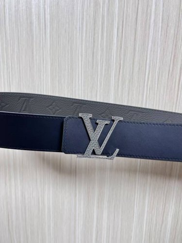 当季新款到货，4.0一面小牛皮色荔枝纹纹压花，一面小牛皮平纹皮，精品扣实物实拍，官网同步，灰色贴皮扣。