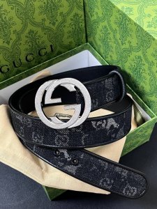 Gg Marmont系列心选迷彩大理石纹Gg帆布，为2026早春系列随处可见的主要图案之一增色添彩。 DDD 黑色和灰色迷彩大理石纹Gg帆布 DDD 黑色皮革滚