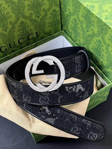 Gg Marmont系列心选迷彩大理石纹Gg帆布，为2026早春系列随处可见的主要图案之一增色添彩。 DDD 黑色和灰色迷彩大理石纹Gg帆布 DDD 黑色皮革滚