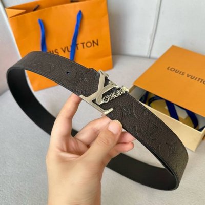 寬：40Mm 驢家新品 今季男士新品腰帶 Togo荔枝紋料襯托小牛皮底 絲印花卉 色彩繽紛 搭配新款花卉圖案搭扣 多色選 雙面用