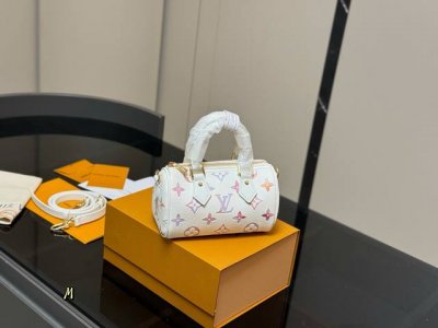 配折叠盒 Size：16*12Cm Lv Speedy Nano 代购渠道 台湾客定面料+五金+ 肩带可以拆卸和调节长短哦！