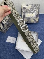迪奥550 3.5Cm。 特 这款 Montaigne Avenue 腰带从同名手袋汲取灵感，采用黑色光滑 牛皮革精心制作，质感柔软，设计优雅，饰以富有光泽的新