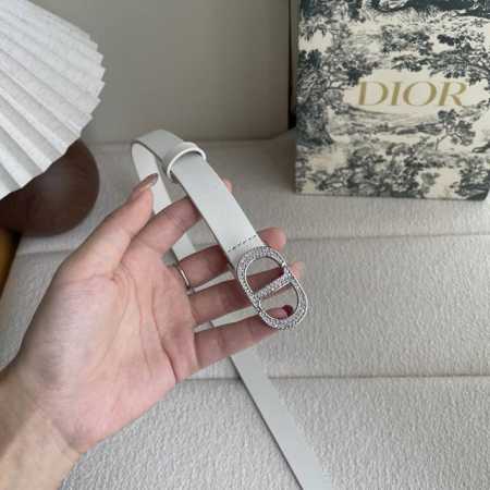 这款Dior带身采用光滑牛皮精心制作，饰以经典的金属Cd扣，密镶以小钻。款式突显腰部曲线，彰显优雅气质，可与牛仔裤、半身裙或连衣裙搭配。 - 点击图像关闭