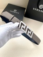Versace宽度3.0Cm 此款腰带由优质皮革制成，饰有La Greca彰显个性设计。该铆钉腰带饰有La Greca五金搭扣配件，打造Versace造型。