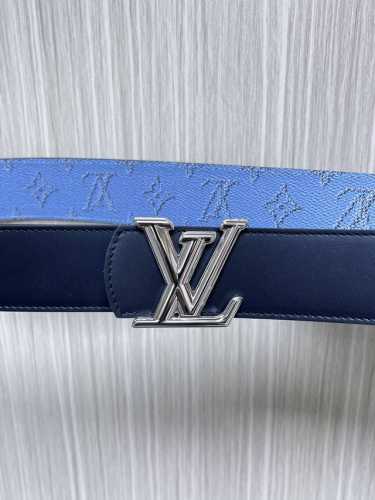 新款 Lv 4.0宽 双面腰带是对经典风格的最新诠释，现在以向House代码致敬的纹理装饰。带扣是一对首字母缩写，在泥土色调的调色板上闪闪发光：表带一侧是纯色皮