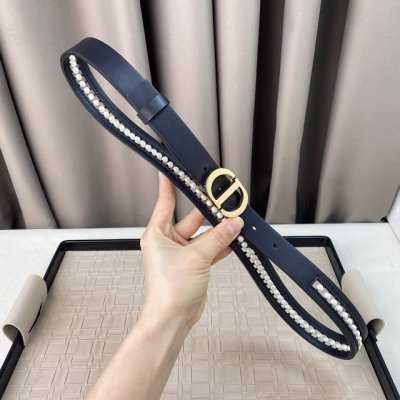 特 。 Dior 23独家新款 30 Montaigne Cd 腰带扣 内侧饰以 Christian Dior Paris 标志 浅金色饰面金属细节，白色玻璃珠