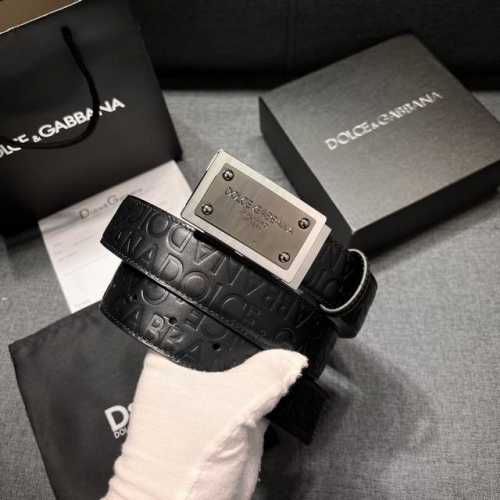 Dg，宽3.5Cm Dolce&Gabbana 全新小牛皮腰带，干练摩登配饰，缀以缎纹金色电镀金属细节。 小牛皮腰带，缀以缎纹金色电镀金属细节：