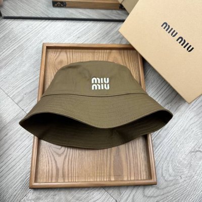 特价 Miumiu 纯棉刺绣渔夫帽 经典款式 牛仔颜色非常好搭配 不管是酷飒的风格还是温婉的长裙都非常合适 今年帽子第一流行趋势绝对是渔夫帽 今年的渔夫帽满目玲