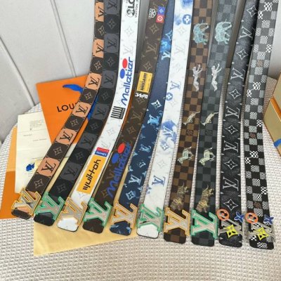 特 寬：40Mm 驢家當季新品 寬度40Mm 訂制帆布面料融入粉筆塗鴉風格效果 襯托柔軟原廠小皮 搭配當季最新款三色五金扣 雙面可用