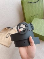 特 Gucci 黑色平纹小牛皮腰带，饰有互扣式双G带扣细节。风格简而不失其华；适合各种穿搭风格。皮带宽度：3.7Cm