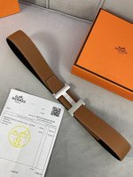 专柜同步 Hermes 爱马仕，专柜同款，3.8Cm宽，带身采用进口头层Togo牛皮，Boxer牛皮衬里，配经典四角拉丝 腐蚀马拉车 工艺配件，可双面使用，顶级