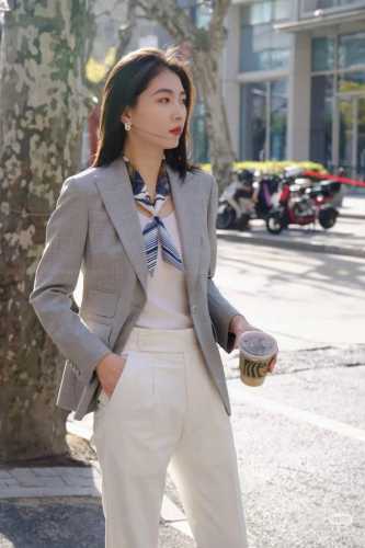 爱马仕Hermes “藏书章”Twilly小丝巾 Twilly小丝巾 100%桑蚕丝 这款小巧的真丝配饰佩戴方式千变万化，可为您的日常造型增添灵动妙趣 法国制造