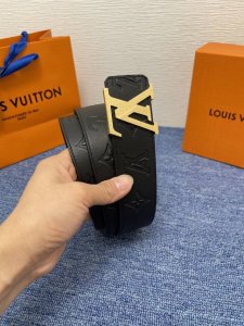 品牌Lv 4．0Cm 描述这款饰有Lv带扣的腰带配以水牛皮衬里，覆以Monogram 牛皮。展现细腻的品牌特质，是牛仔裤的理想配件 Lv字母带扣 Monogra