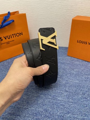 品牌Lv 4．0Cm 描述这款饰有Lv带扣的腰带配以水牛皮衬里，覆以Monogram 牛皮。展现细腻的品牌特质，是牛仔裤的理想配件 Lv字母带扣 Monogra