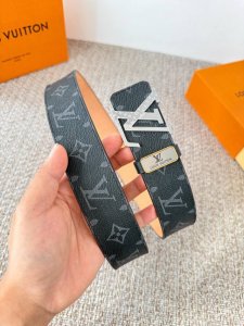 品名： Lv..路易..威登腰带皮带原单 DDD 型号：挂扣，经典纯钢材质挂扣，头层牛皮，图片实物拍摄 DDD 材料：头层牛皮，挂扣系列，纯钢材质扣头，钯镀电镀