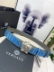 Versace 范思哲 的卡其色双面腰带，采用小牛皮制成，金色搭扣饰有品牌标志性的美杜莎头像。一面饰有蓝色和绿色的 Versace Allover 印花。4.0
