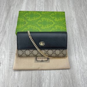颜色 黑 粉尺寸 19X10Gucci新品！采用进口牛皮，进口线，新款Ophidia系列 采用意大利进口小牛皮，配以经典双G五金，新的式样和轮廓托的新作登场了。