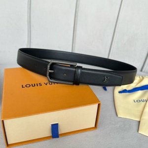 寬度：35Mm 驢家最新品 男士經典頂級休閒腰帶 寬度35毫米 品牌頭層雙面小牛皮底 全新開模精品針扣設計 尾部有相同五金品牌字樣 與腰帶相呼應！多色選