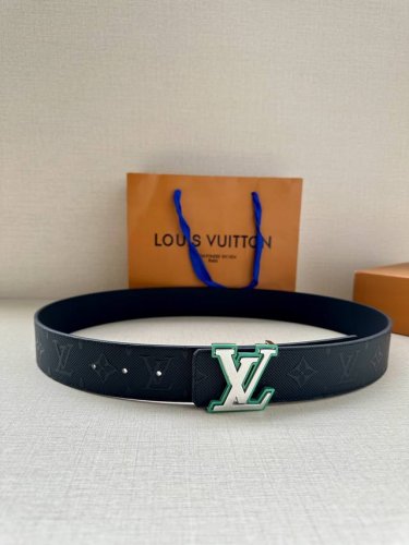 特 Lv 牛皮压花pont Neuf皮带4.0宽 这款taurillon 腰带采用lv Logo压花设计，进口牛皮面料手感柔软细腻，适合各种风格类型使用，经典设