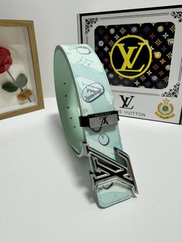 品名：Lv..路易..威登 材质：原单牛皮腰带 百分百头层牛皮腰带保证真皮，24K纯钢扣，专柜原单品质、做工精细，时尚大牌，送人自用首选 包装： 请认准如图专柜