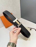 爱~马仕 Her~MèS 腰带是奢侈品牌爱马~仕的经典配饰之一，以其高品质的皮革、精湛的工艺和标志性的设计闻名。 自动平滑扣腰带 精钢五金 搭配原版皮腰带身 长