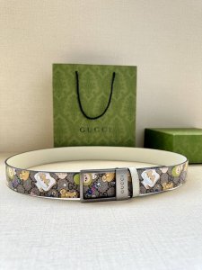 特 宽度3.8Cm Gucci Gg Marmont系列每一季都会推陈出新，为灵感源于70年代的标志性Gg配件注入宠物现代精髓。这款Gg Supreme帆布腰带