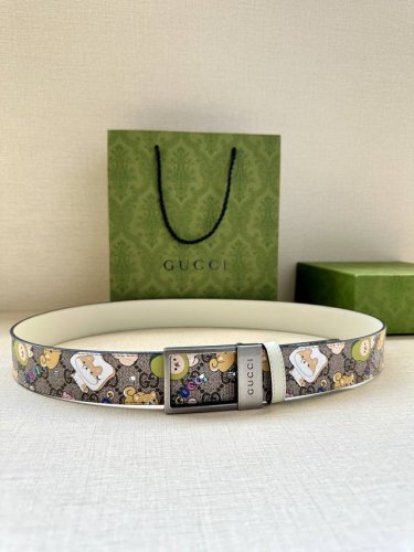特 宽度3.8Cm Gucci Gg Marmont系列每一季都会推陈出新，为灵感源于70年代的标志性Gg配件注入宠物现代精髓。这款Gg Supreme帆布腰带