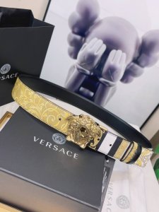 范思哲Versace制作从高级藏红花皮革在 Barocco 打印，这一特殊的腰带是丰富的三维美杜莎扣。4.0Cm宽