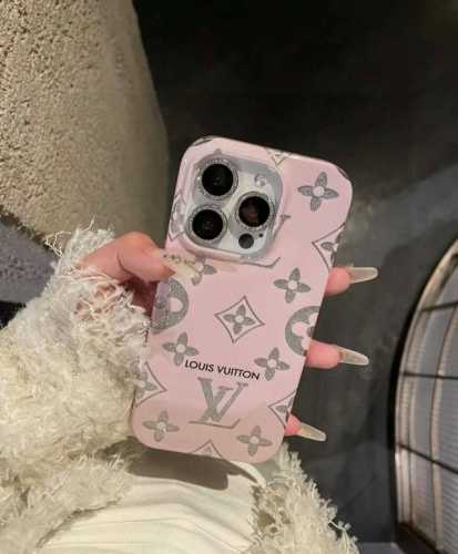 新品上市金羽系列 独家私模 细闪Lv手机壳 Imd全包边、侧面带图案非透明边，每个产品都内置不同特殊材料双层视觉效果不同角度折射颜色不同，高级精品轻薄裸机感 型